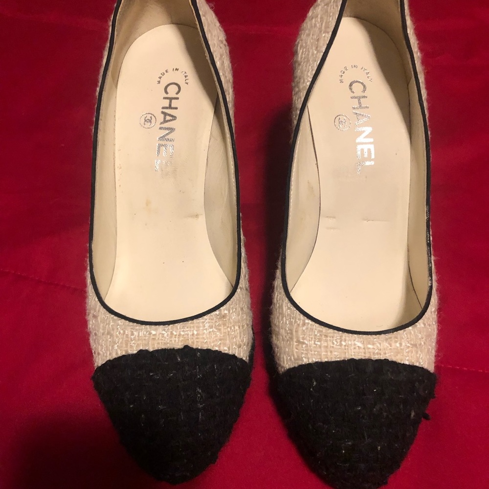 Chanel Pumps. - Picture 2 of 11